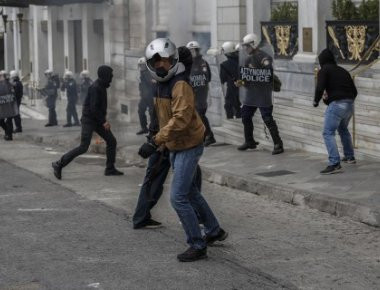 Βίντεο: Καρέ καρέ η επίθεση των κουκουλοφόρων στα ΜΑΤ